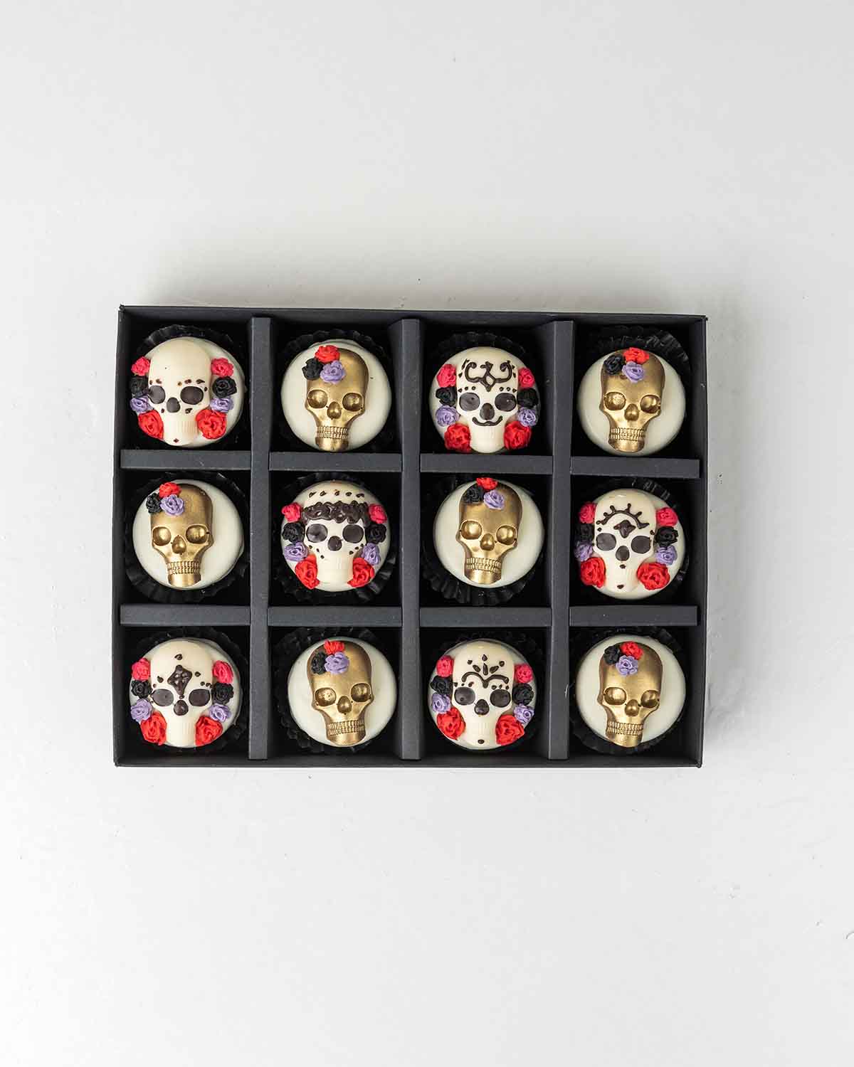 Halloween Golden Skull OreosChocolate & ConfectioneryYour Gift Contains:• 12 pcs Halloween Theme Chocolate Covered Oreos• Box Size: 24x18x4cmHandling and Storage • Keep away from direct heat and sunlight• Best stored between 12-18 °C• Not suitable for veg