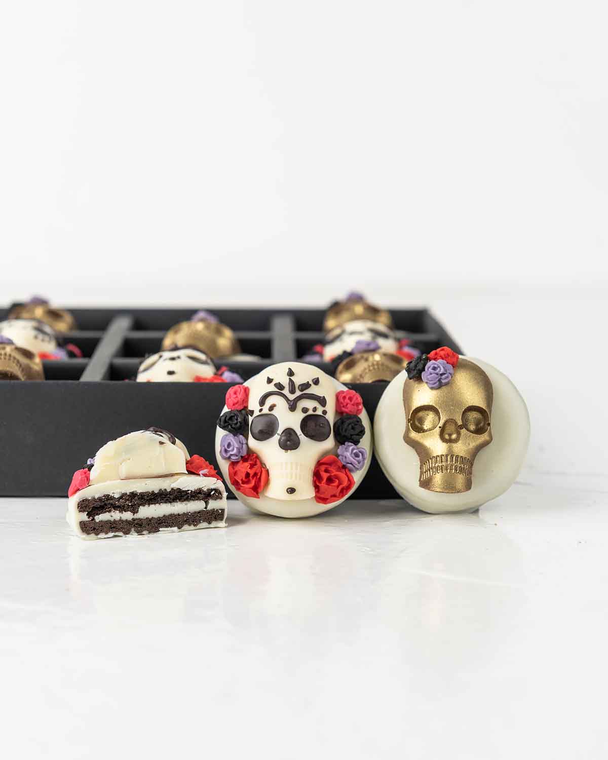 Halloween Golden Skull OreosChocolate & ConfectioneryYour Gift Contains:• 12 pcs Halloween Theme Chocolate Covered Oreos• Box Size: 24x18x4cmHandling and Storage • Keep away from direct heat and sunlight• Best stored between 12-18 °C• Not suitable for veg