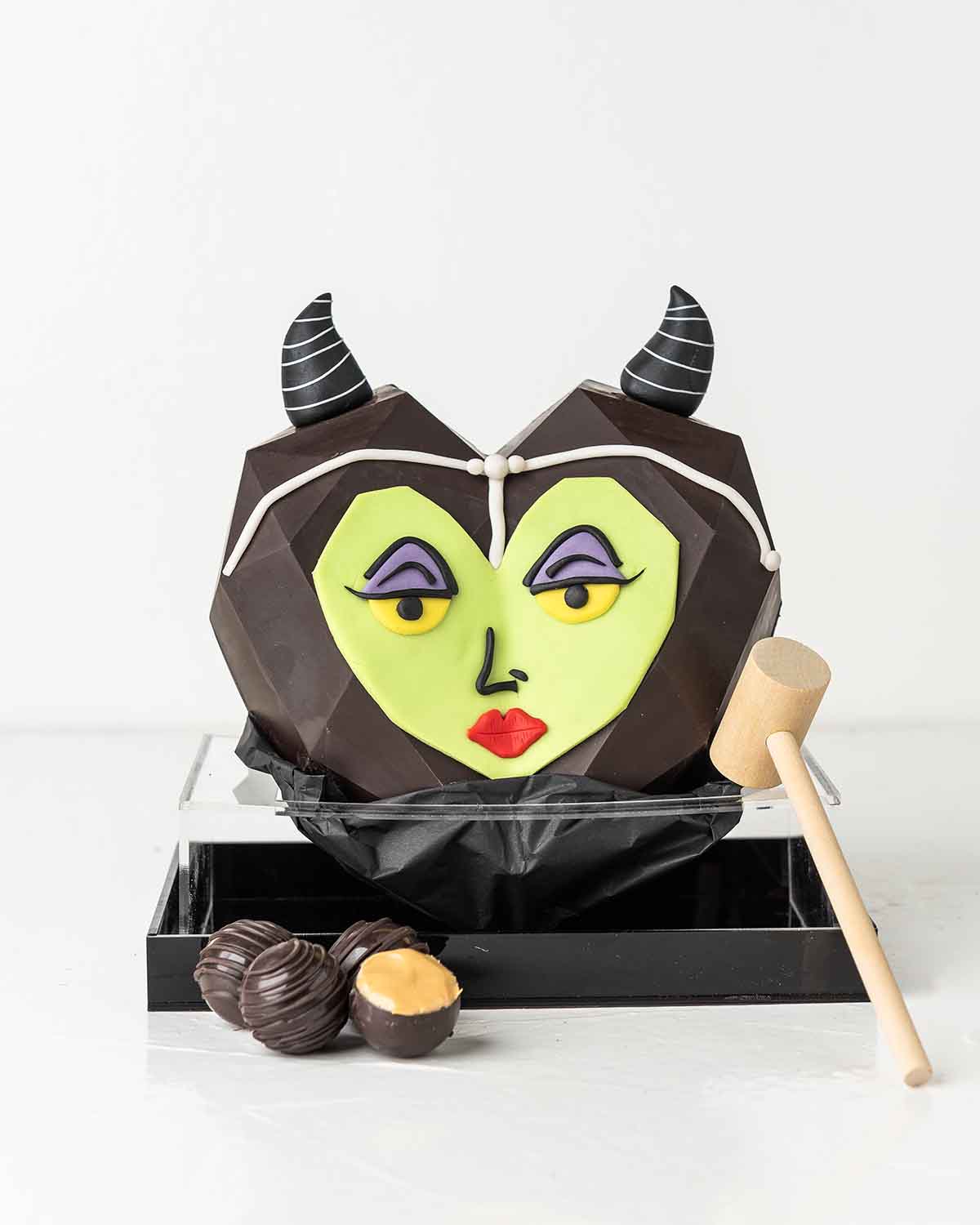 Smash Maleficent ChocolateChocolate & ConfectioneryYour Gift Contains:• 3D Halloween Theme Smashable chocolate • 10 x Assorted Dark Chocolate Truffles• Flavors: Pistachio, Hazelnut, Speculoos, Peanut Butter and Roche (more flavors available on request)• C