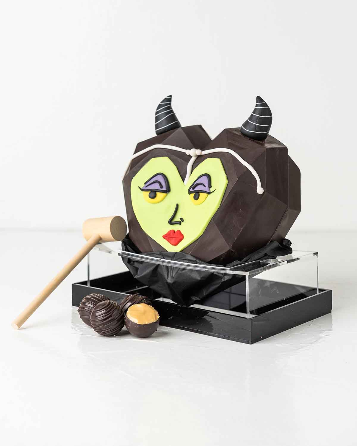 Smash Maleficent ChocolateChocolate & ConfectioneryYour Gift Contains:• 3D Halloween Theme Smashable chocolate • 10 x Assorted Dark Chocolate Truffles• Flavors: Pistachio, Hazelnut, Speculoos, Peanut Butter and Roche (more flavors available on request)• C