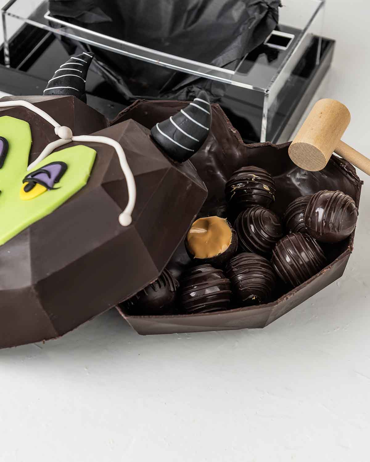 Smash Maleficent ChocolateChocolate & ConfectioneryYour Gift Contains:• 3D Halloween Theme Smashable chocolate • 10 x Assorted Dark Chocolate Truffles• Flavors: Pistachio, Hazelnut, Speculoos, Peanut Butter and Roche (more flavors available on request)• C