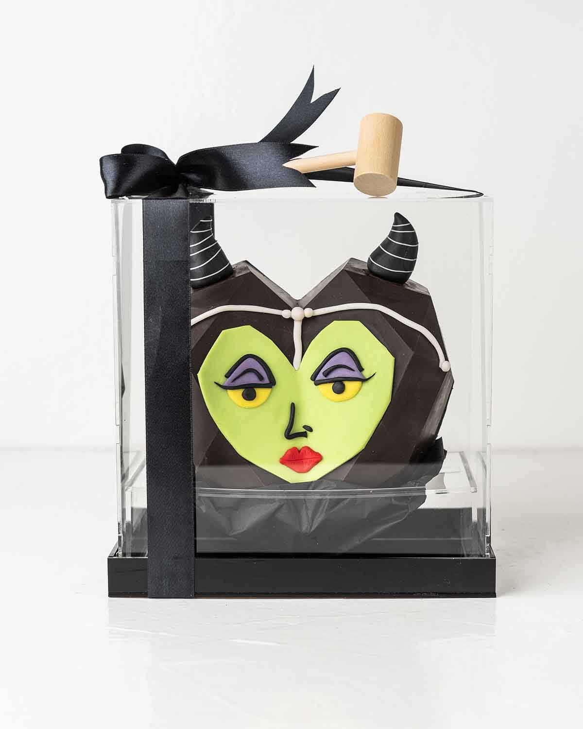 Smash Maleficent ChocolateChocolate & ConfectioneryYour Gift Contains:• 3D Halloween Theme Smashable chocolate • 10 x Assorted Dark Chocolate Truffles• Flavors: Pistachio, Hazelnut, Speculoos, Peanut Butter and Roche (more flavors available on request)• C