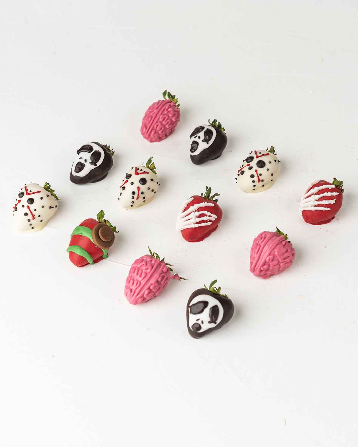 Ghost and Skeleton Chocolate StrawberriesChocolate & ConfectioneryYour Gift Contains:• 12 Halloween Theme Chocolate Covered Strawberries• Box Size: 24x18x4cmHandling and Storage • Keep away from direct heat and sunlight• Best stored between 12-18 °C• Stra