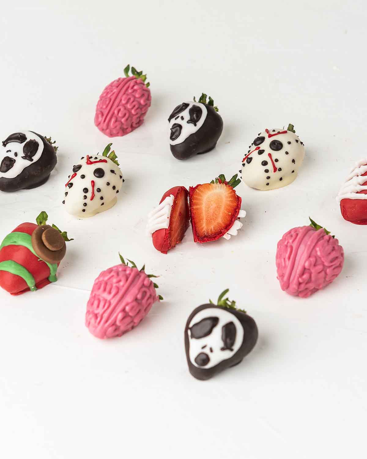 Ghost and Skeleton Chocolate StrawberriesChocolate & ConfectioneryYour Gift Contains:• 12 Halloween Theme Chocolate Covered Strawberries• Box Size: 24x18x4cmHandling and Storage • Keep away from direct heat and sunlight• Best stored between 12-18 °C• Stra