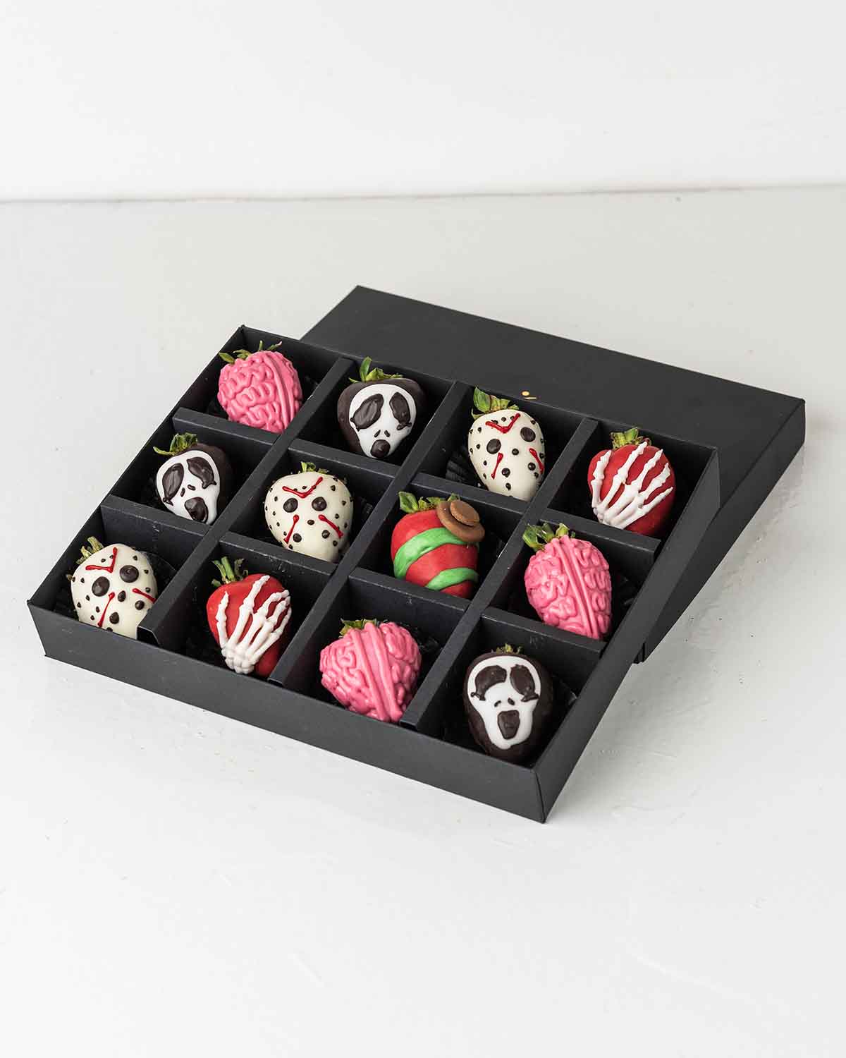 Ghost and Skeleton Chocolate StrawberriesChocolate & ConfectioneryYour Gift Contains:• 12 Halloween Theme Chocolate Covered Strawberries• Box Size: 24x18x4cmHandling and Storage • Keep away from direct heat and sunlight• Best stored between 12-18 °C• Stra