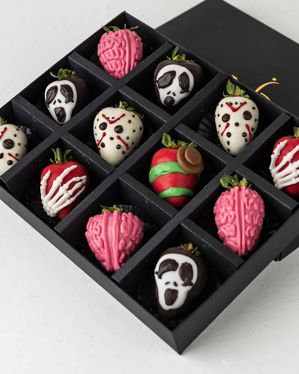 Ghost and Skeleton Chocolate StrawberriesChocolate & ConfectioneryYour Gift Contains:• 12 Halloween Theme Chocolate Covered Strawberries• Box Size: 24x18x4cmHandling and Storage • Keep away from direct heat and sunlight• Best stored between 12-18 °C• Stra