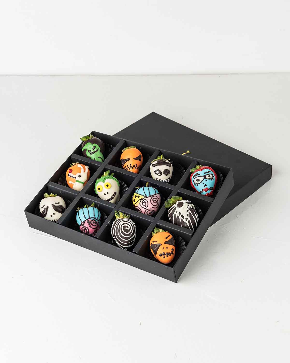 Halloween Assorted Characters StrawberriesChocolate & ConfectioneryYour Gift Contains:• 12 Halloween Theme Chocolate Covered Strawberries• Box Size: 24x18x4cmHandling and Storage • Keep away from direct heat and sunlight• Best stored between 12-18 °C• Str