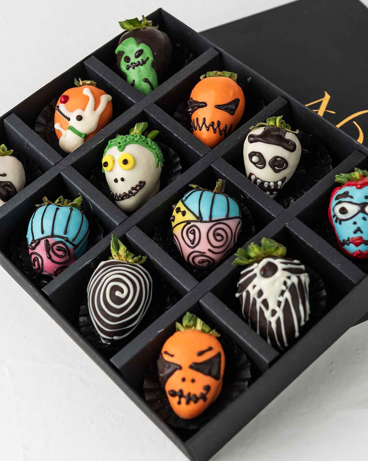 Halloween Assorted Characters StrawberriesChocolate & ConfectioneryYour Gift Contains:• 12 Halloween Theme Chocolate Covered Strawberries• Box Size: 24x18x4cmHandling and Storage • Keep away from direct heat and sunlight• Best stored between 12-18 °C• Str
