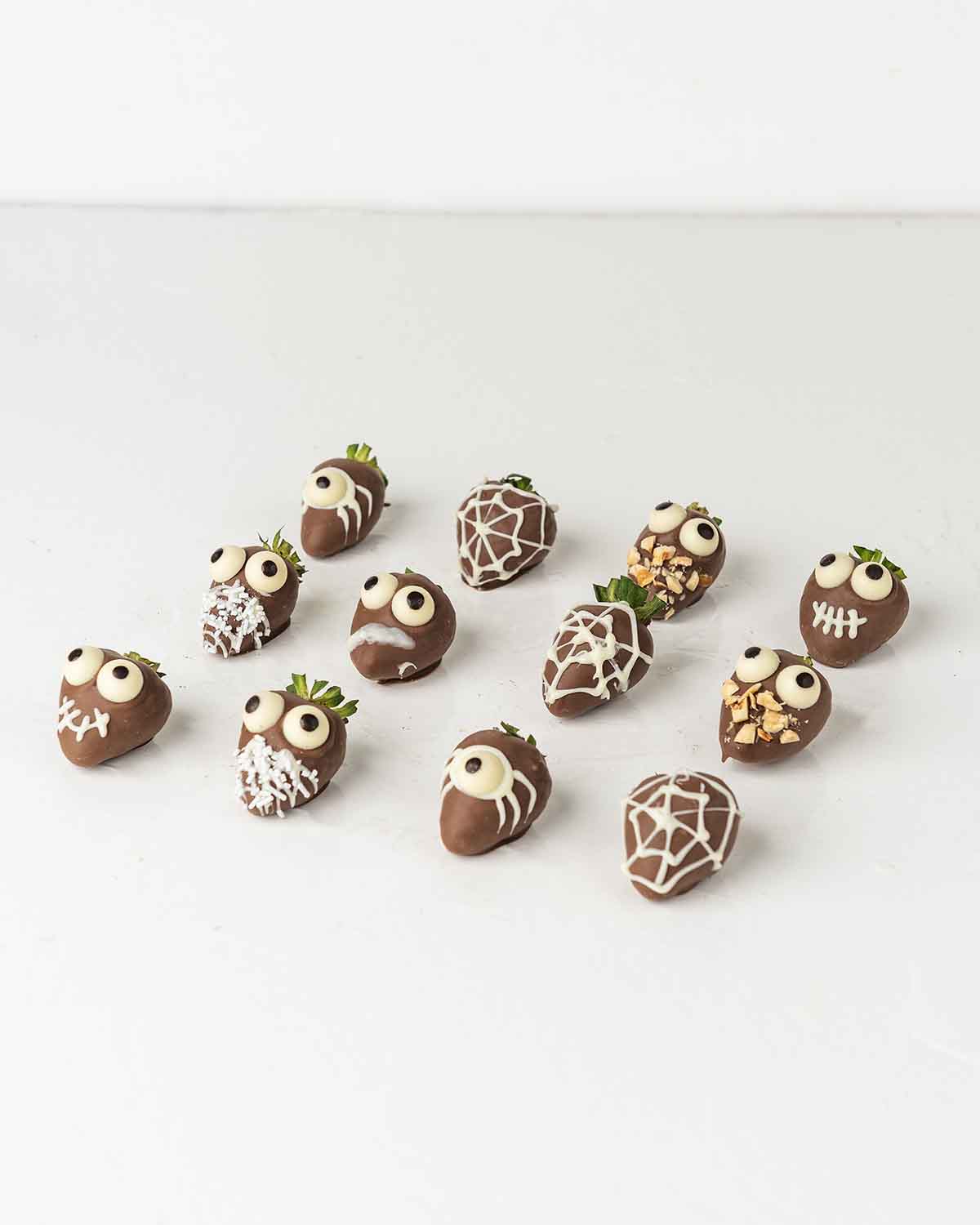 Halloween Cute Ghost StrawberriesChocolate & ConfectioneryYour Gift Contains:• 12 Halloween Theme Chocolate Covered Strawberries• Box Size: 24x18x4cmHandling and Storage • Keep away from direct heat and sunlight• Best stored between 12-18 °C• Strawberries