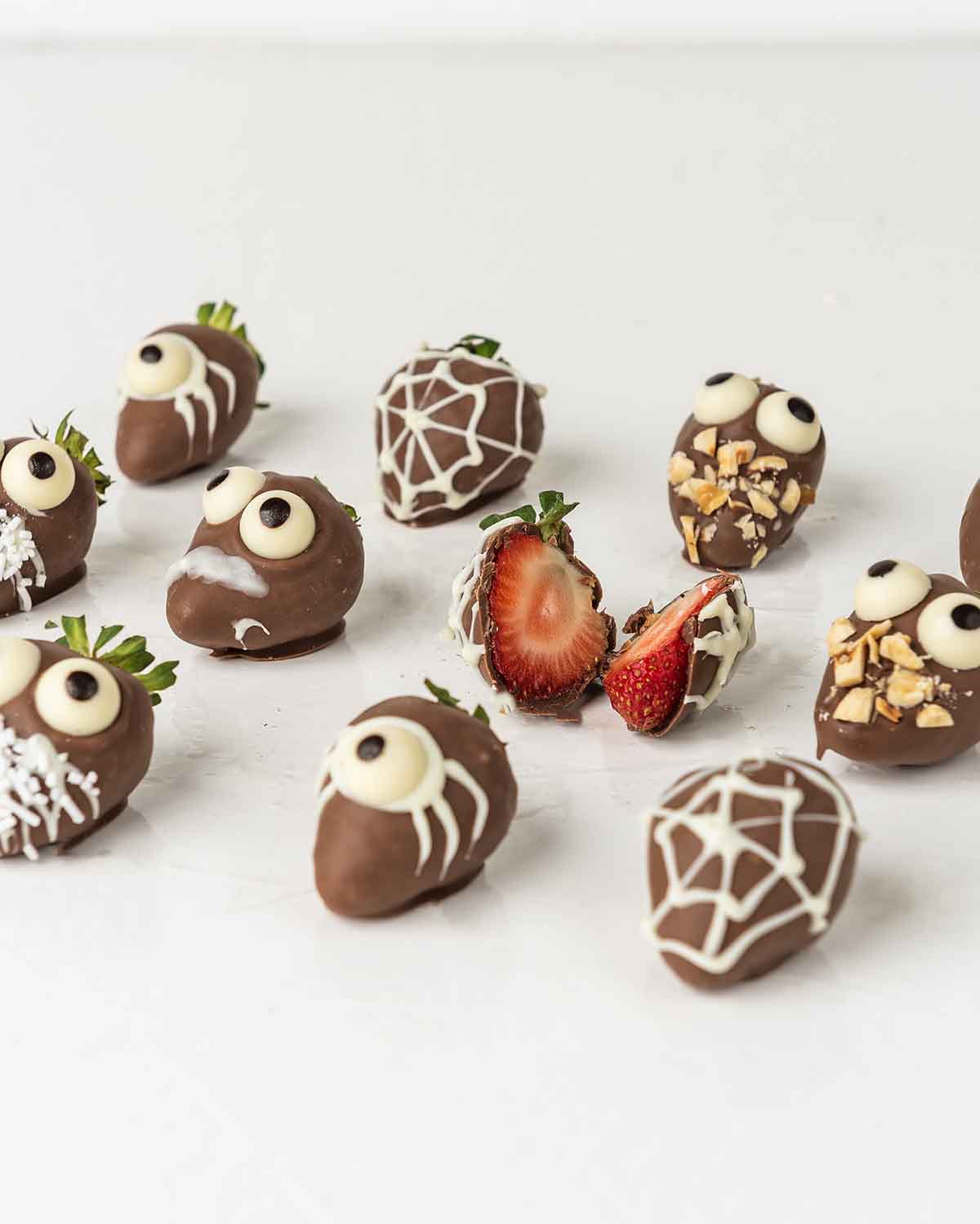 Halloween Cute Ghost StrawberriesChocolate & ConfectioneryYour Gift Contains:• 12 Halloween Theme Chocolate Covered Strawberries• Box Size: 24x18x4cmHandling and Storage • Keep away from direct heat and sunlight• Best stored between 12-18 °C• Strawberries