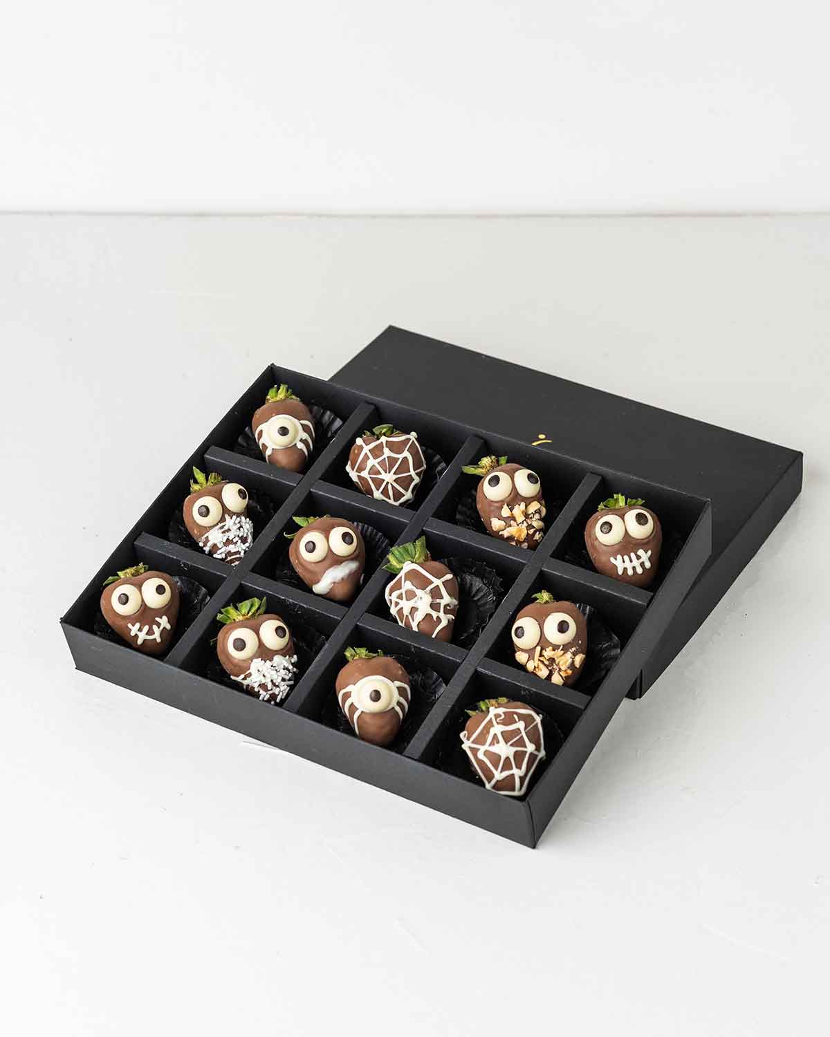 Halloween Cute Ghost StrawberriesChocolate & ConfectioneryYour Gift Contains:• 12 Halloween Theme Chocolate Covered Strawberries• Box Size: 24x18x4cmHandling and Storage • Keep away from direct heat and sunlight• Best stored between 12-18 °C• Strawberries