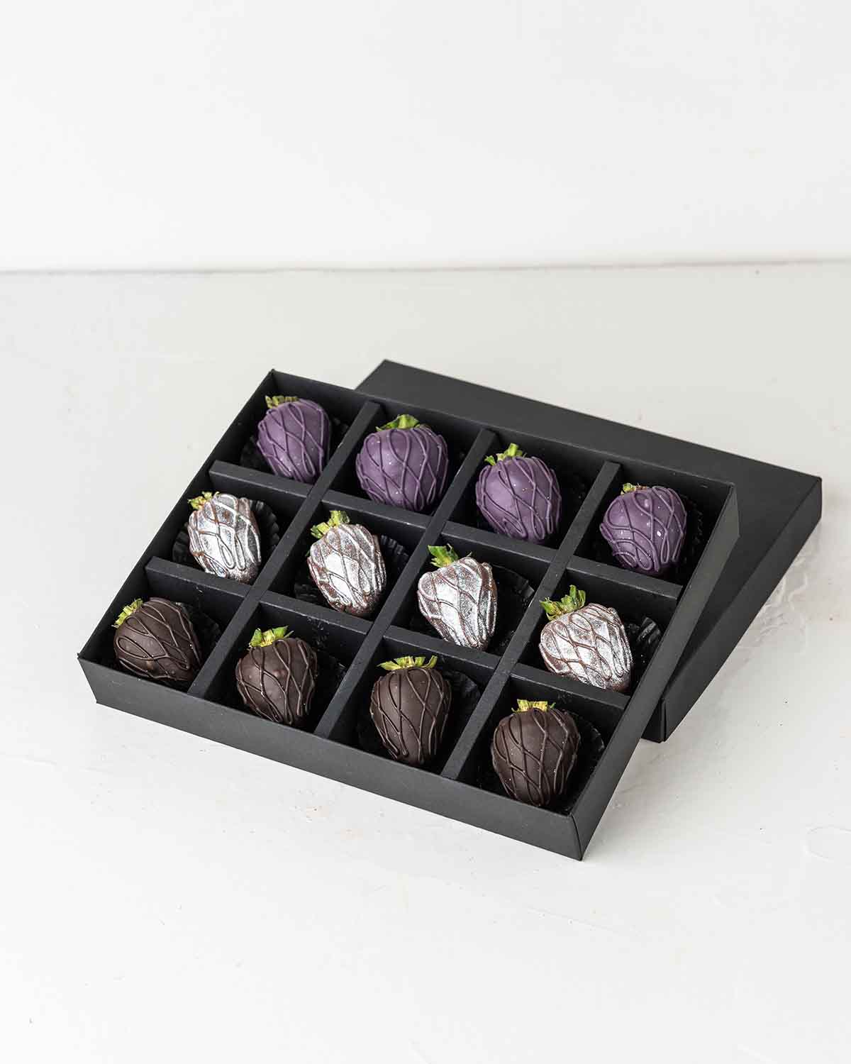 Halloween Purple and Silver StrawberriesChocolate & ConfectioneryYour Gift Contains:• 12 Halloween Theme Chocolate Covered Strawberries• Box Size: 24x18x4cmHandling and Storage • Keep away from direct heat and sunlight• Best stored between 12-18 °C• Straw