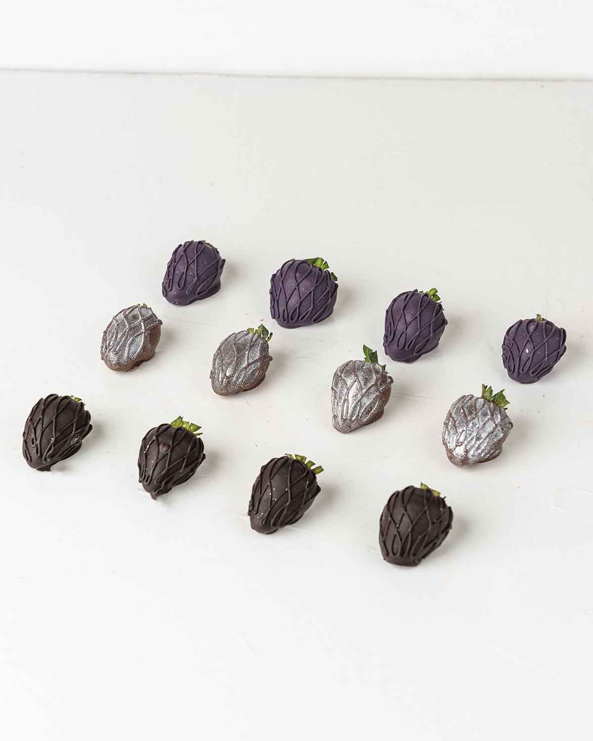Halloween Purple and Silver StrawberriesChocolate & ConfectioneryYour Gift Contains:• 12 Halloween Theme Chocolate Covered Strawberries• Box Size: 24x18x4cmHandling and Storage • Keep away from direct heat and sunlight• Best stored between 12-18 °C• Straw