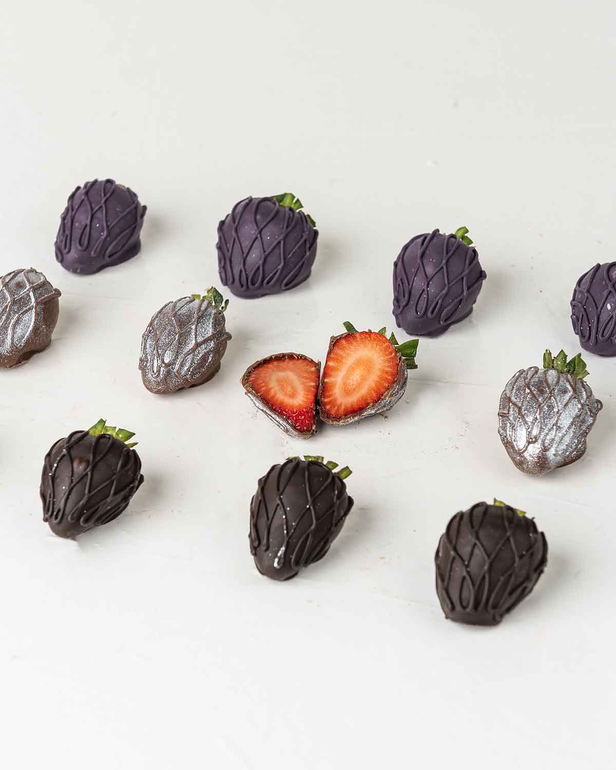 Halloween Purple and Silver StrawberriesChocolate & ConfectioneryYour Gift Contains:• 12 Halloween Theme Chocolate Covered Strawberries• Box Size: 24x18x4cmHandling and Storage • Keep away from direct heat and sunlight• Best stored between 12-18 °C• Straw