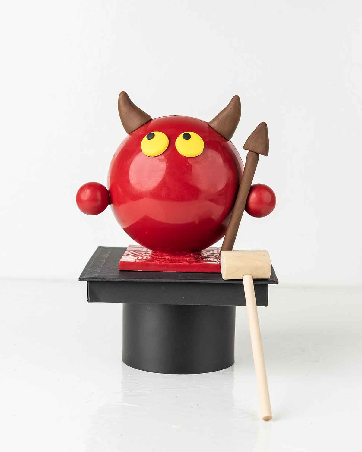 Smashable Red Devil ChocolateChocolate & ConfectioneryYour Gift Contains:• 3D Halloween Theme Smash Ball • 10 x Dark Chocolate Truffles filled in Pistachio, Hazelnut, Speculoos, Peanut Butter and Roche• Weight of Chocolate: approx. 600gms• Chocolate Size: