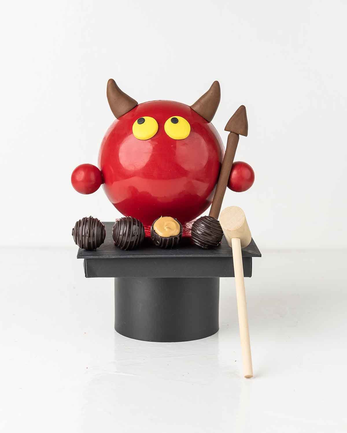 Smashable Red Devil ChocolateChocolate & ConfectioneryYour Gift Contains:• 3D Halloween Theme Smash Ball • 10 x Dark Chocolate Truffles filled in Pistachio, Hazelnut, Speculoos, Peanut Butter and Roche• Weight of Chocolate: approx. 600gms• Chocolate Size: