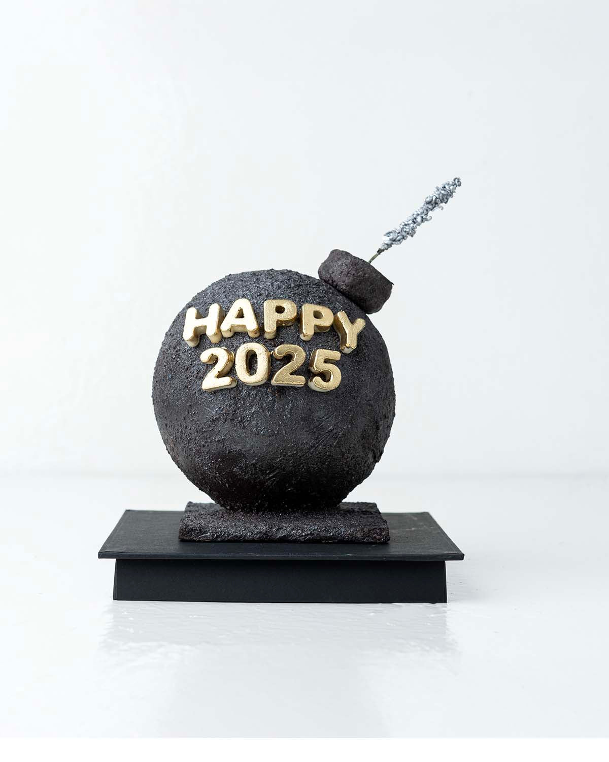 Happy 2025 Dark chocolate Smash ChocolateChocolate & ConfectioneryYour Gift Contains:• Happy 2025 Theme Dark Chocolate Smash Ball• 10 Assorted Dark Chocolate Truffles• Flavors: Pistachio, Hazelnut, Speculoos, Peanut Butter and Roche • Chocolate size: 12x1