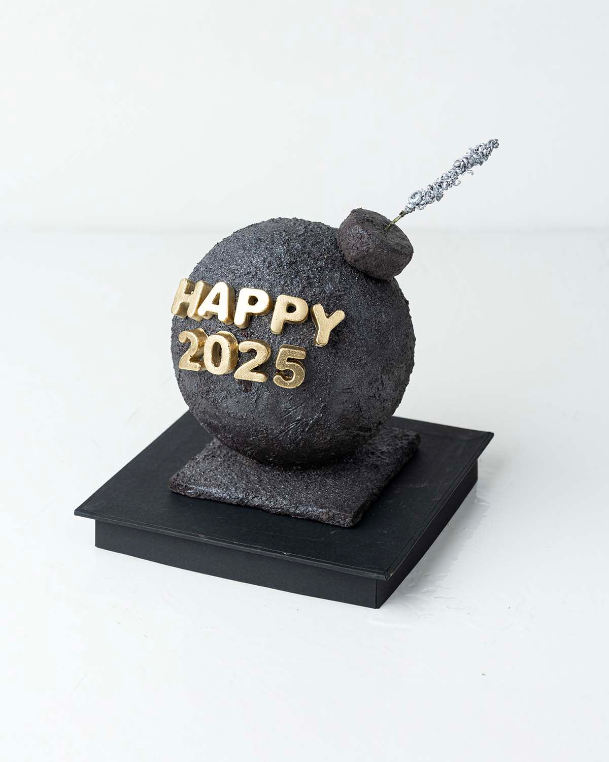 Happy 2025 Dark chocolate Smash ChocolateChocolate & ConfectioneryYour Gift Contains:• Happy 2025 Theme Dark Chocolate Smash Ball• 10 Assorted Dark Chocolate Truffles• Flavors: Pistachio, Hazelnut, Speculoos, Peanut Butter and Roche • Chocolate size: 12x1