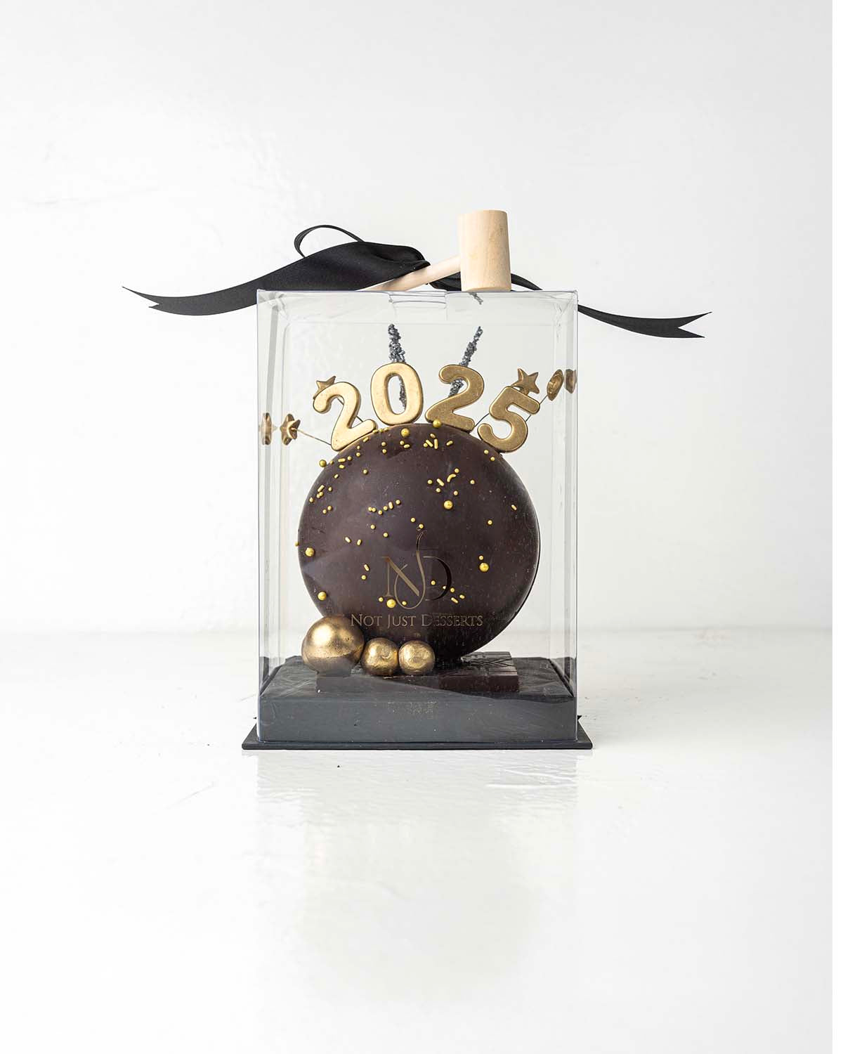 2025 Smash BallChocolate & ConfectioneryYour Gift Contains:• 2025 Theme Dark Chocolate Smash Ball• 11 x Milk Chocolate Assorted Truffles• Flavors: Pistachio, Hazelnut, Speculoos, Peanut Butter and Roche • Chocolate size: 12x12x18cm• 1x Hammer• Chocolate W