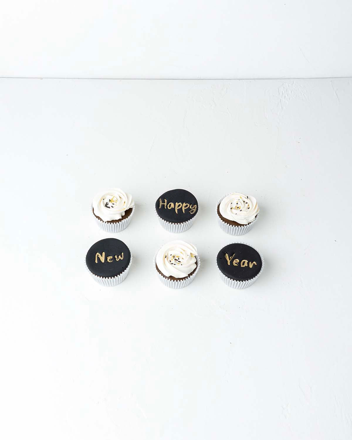 6 New Year Theme CakeChocolate & ConfectioneryYour Gift Contains:• 6 Happy New Year Theme cupcakes• Flavor: Chocolate/Vanilla/Red Velvet• Box Size: 24 x17x14cmHandling and Storage• Keep away from direct heat and sunlight• Best stored between 12-18 °C• Not