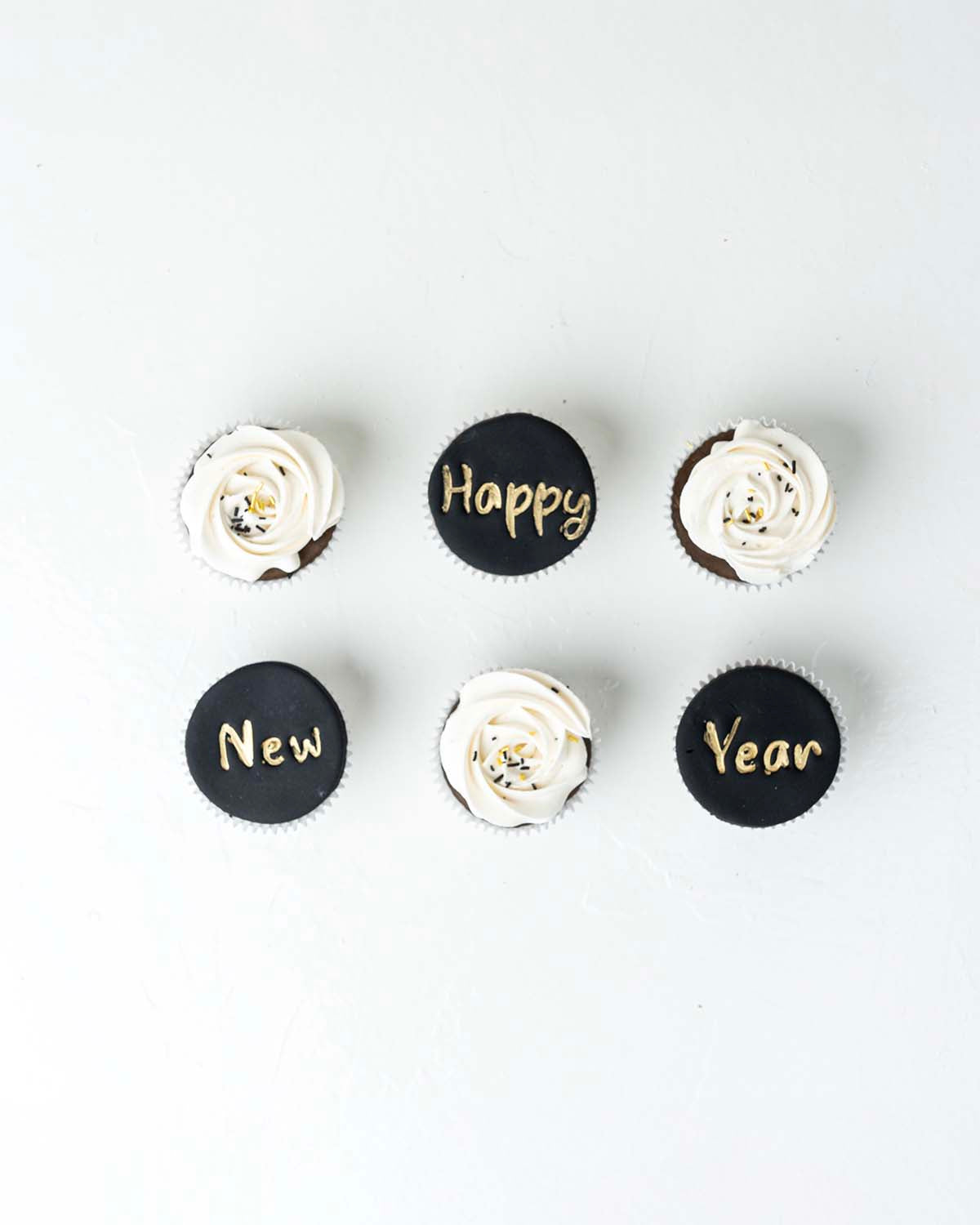 6 New Year Theme CakeChocolate & ConfectioneryYour Gift Contains:• 6 Happy New Year Theme cupcakes• Flavor: Chocolate/Vanilla/Red Velvet• Box Size: 24 x17x14cmHandling and Storage• Keep away from direct heat and sunlight• Best stored between 12-18 °C• Not