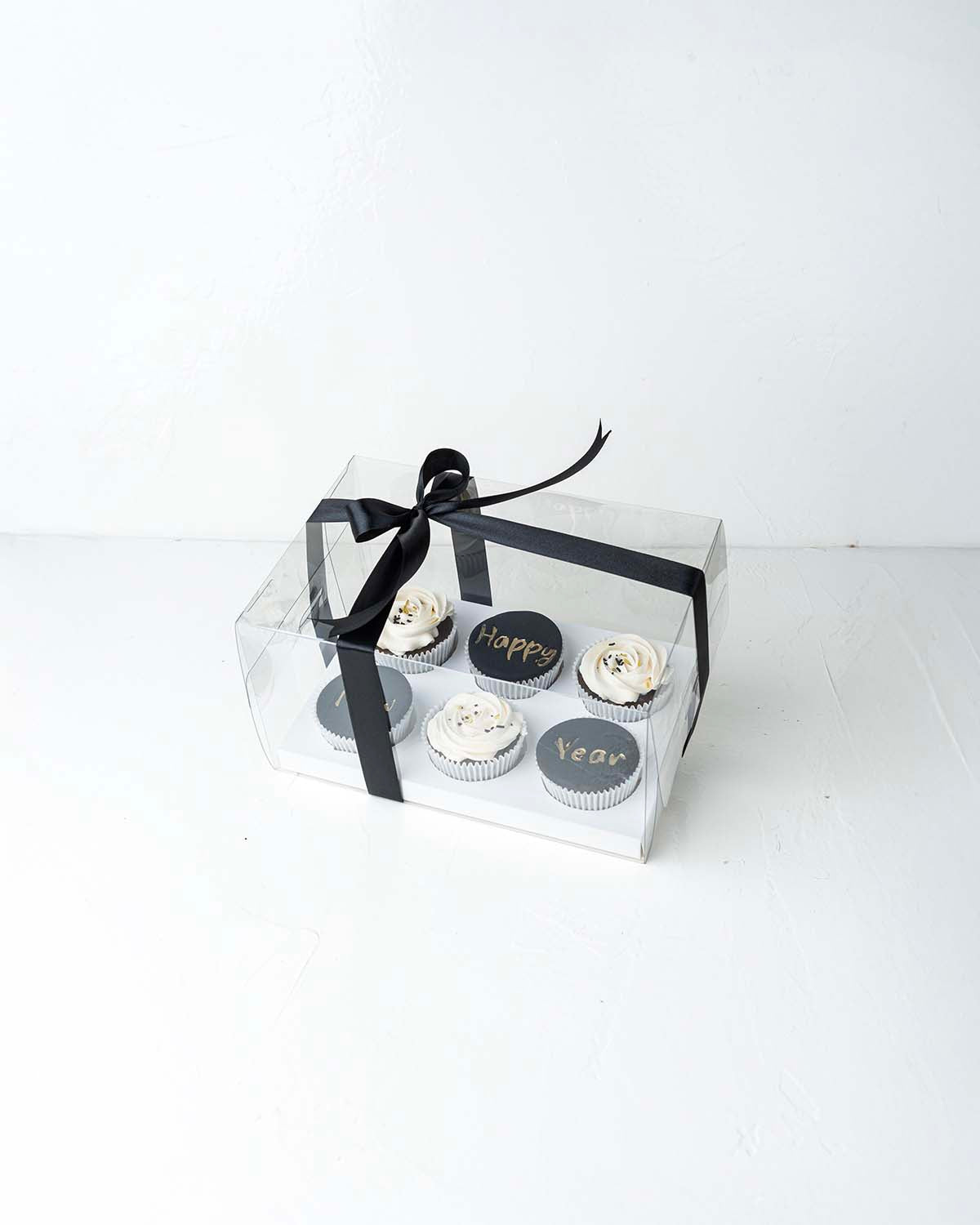 6 New Year Theme CakeChocolate & ConfectioneryYour Gift Contains:• 6 Happy New Year Theme cupcakes• Flavor: Chocolate/Vanilla/Red Velvet• Box Size: 24 x17x14cmHandling and Storage• Keep away from direct heat and sunlight• Best stored between 12-18 °C• Not