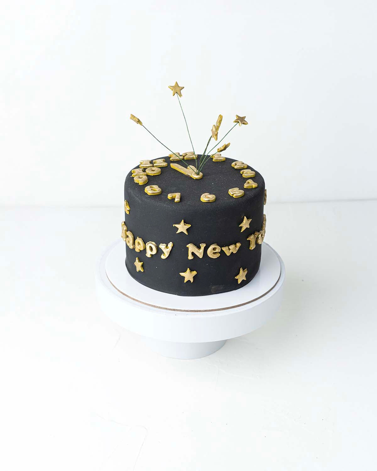 Dark Chocolate NYE CakeChocolate & ConfectioneryYour Gift Contains:• 1kg Happy New Year Clock theme Cake• Flavor: Chocolate/Vanilla/Red Velvet• Box Size: 21x21x25Handling and Storage• Keep away from direct heat and sunlight• Best stored between 12-18 °C•