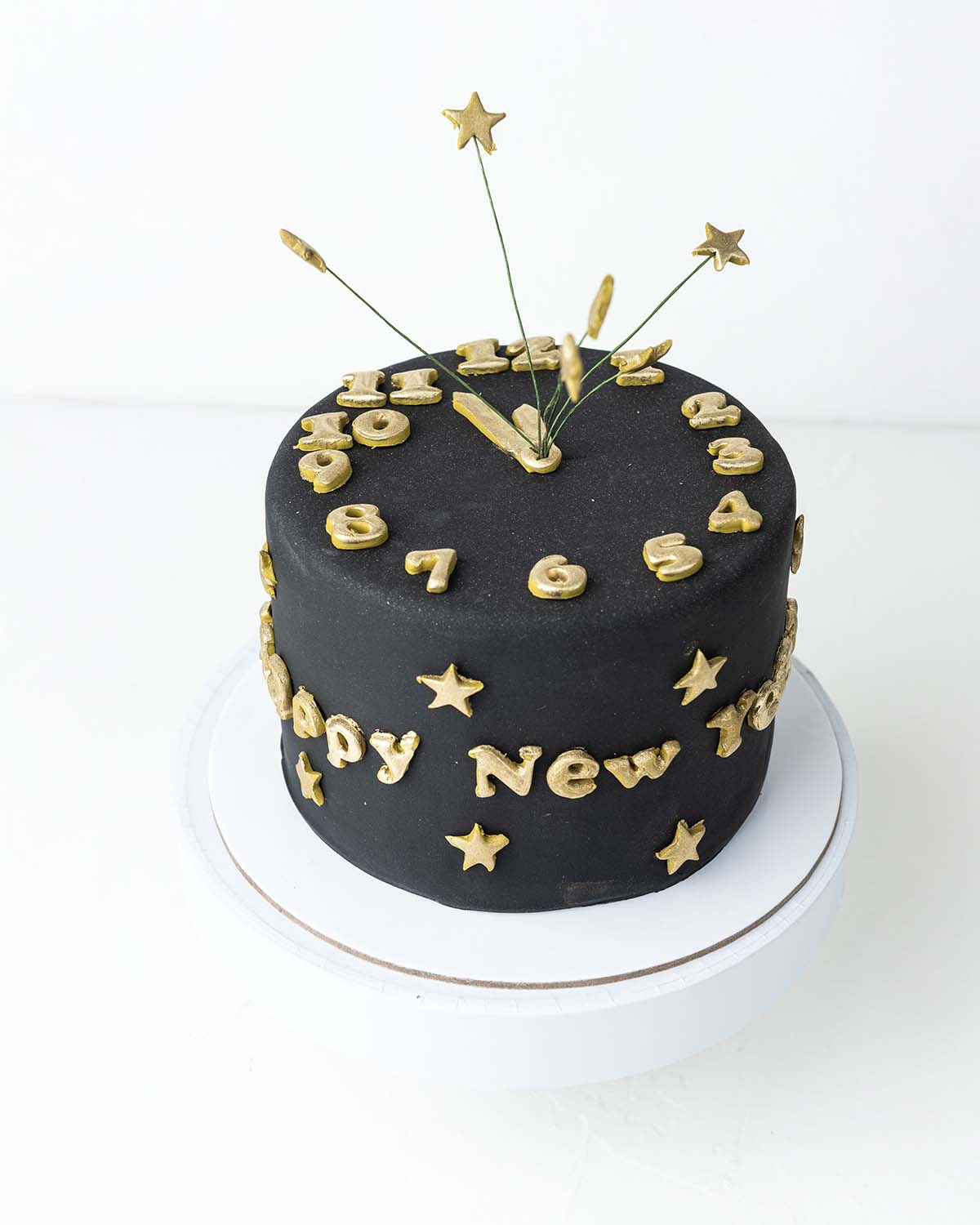 Dark Chocolate NYE CakeChocolate & ConfectioneryYour Gift Contains:• 1kg Happy New Year Clock theme Cake• Flavor: Chocolate/Vanilla/Red Velvet• Box Size: 21x21x25Handling and Storage• Keep away from direct heat and sunlight• Best stored between 12-18 °C•