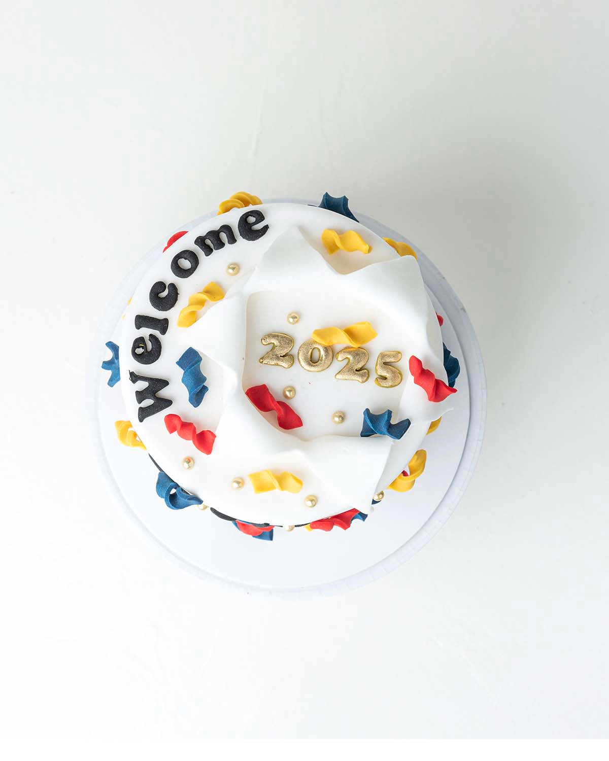 1KG NY Confetti CakeChocolate & ConfectioneryYour Gift Contains:• 1kg Happy New Year Confetti theme Cake• Flavor: Chocolate/Vanilla/Red Velvet• Box Size: 21x21x25Handling and Storage• Keep away from direct heat and sunlight• Best stored between 12-18 °C•