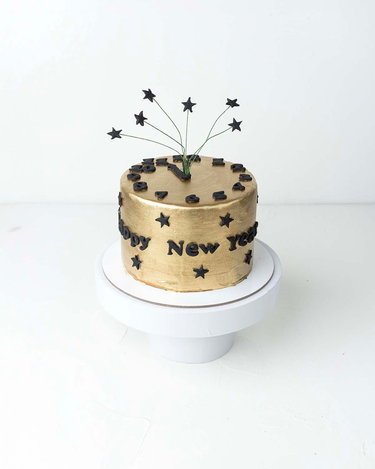 Golden NYE 1kg CakeChocolate & ConfectioneryYour Gift Contains:• 1kg Happy New Year Theme Cake• Flavor: Chocolate/Vanilla/Red Velvet• Box Size: 21x21x25Handling and Storage• Keep away from direct heat and sunlight• Best stored between 12-18 °C• Not Suitab