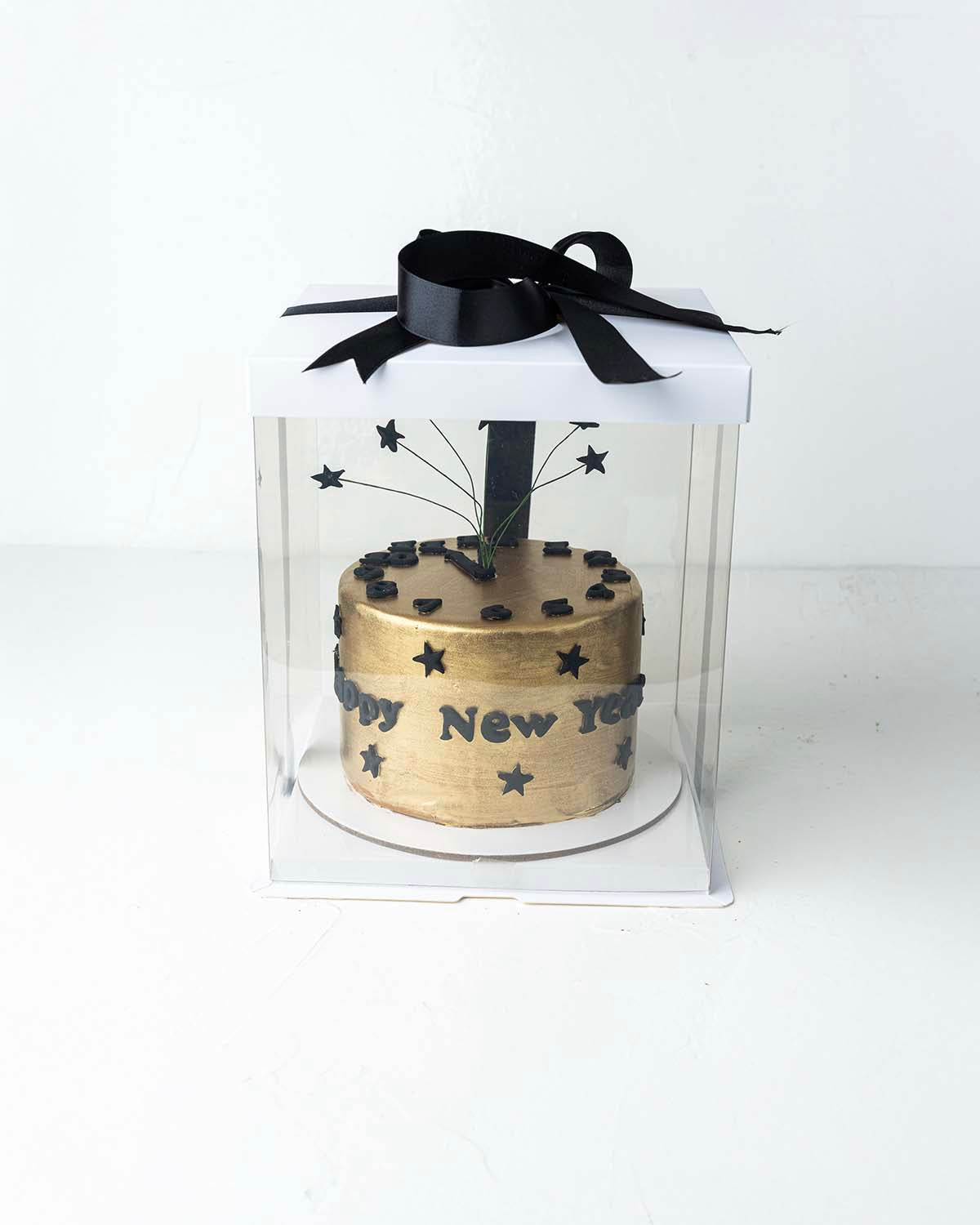 Golden NYE 1kg CakeChocolate & ConfectioneryYour Gift Contains:• 1kg Happy New Year Theme Cake• Flavor: Chocolate/Vanilla/Red Velvet• Box Size: 21x21x25Handling and Storage• Keep away from direct heat and sunlight• Best stored between 12-18 °C• Not Suitab