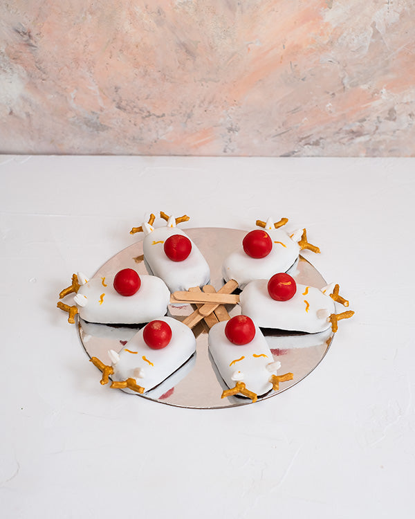 Red velvet Reindeer CakesiclesChocolate & ConfectioneryYour Gift Contains: • 6 pieces Christmas theme, Reindeer designed Red Velvet and Chocolate cakesicles • Box Size: 18x18x23.5cm Handling and Storage • Keep away from direct heat and sunlight • Best sto