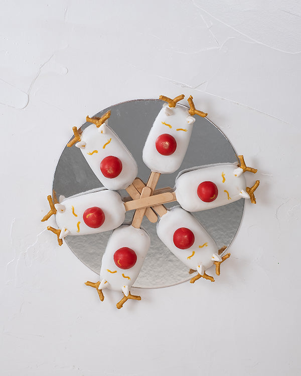 Red velvet Reindeer CakesiclesChocolate & ConfectioneryYour Gift Contains: • 6 pieces Christmas theme, Reindeer designed Red Velvet and Chocolate cakesicles • Box Size: 18x18x23.5cm Handling and Storage • Keep away from direct heat and sunlight • Best sto