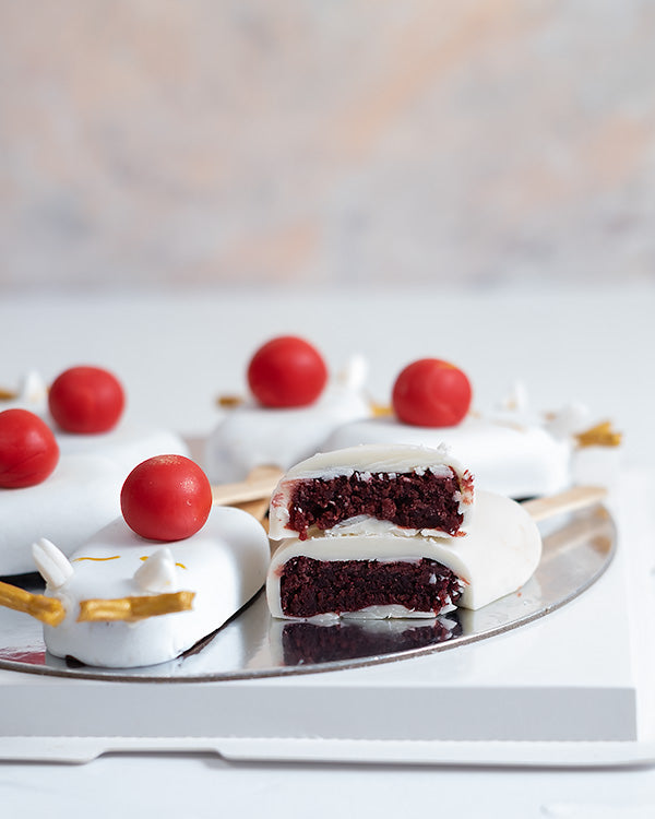 Red velvet Reindeer CakesiclesChocolate & ConfectioneryYour Gift Contains: • 6 pieces Christmas theme, Reindeer designed Red Velvet and Chocolate cakesicles • Box Size: 18x18x23.5cm Handling and Storage • Keep away from direct heat and sunlight • Best sto