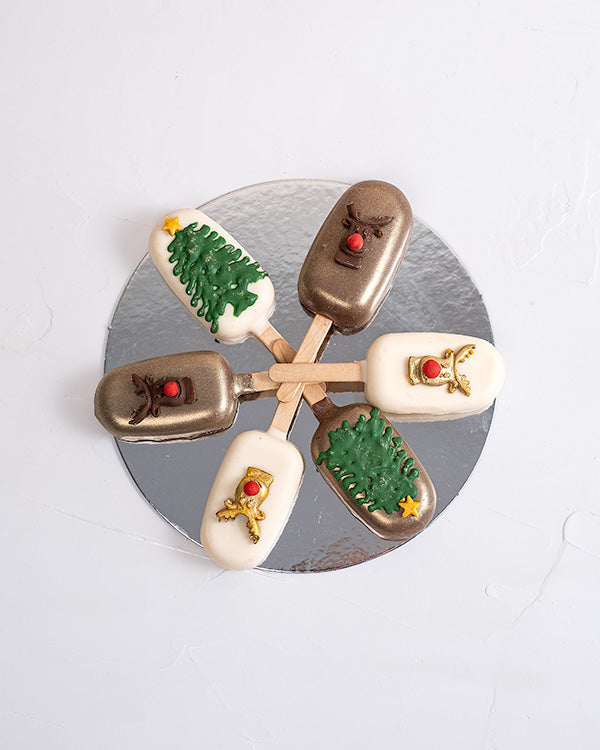 Reindeer and Tree Cakesicles by NJDChocolate & ConfectioneryYour Gift Contains: • 6 pieces Christmas theme, Reindeer and Tree designed Red Velvet cakesicles • Box Size: 18x18x23.5cm Handling and Storage • Keep away from direct heat and sunlight • Best sto