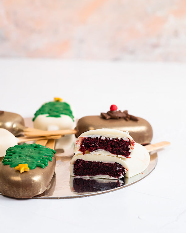 Reindeer and Tree Cakesicles by NJDChocolate & ConfectioneryYour Gift Contains: • 6 pieces Christmas theme, Reindeer and Tree designed Red Velvet cakesicles • Box Size: 18x18x23.5cm Handling and Storage • Keep away from direct heat and sunlight • Best sto