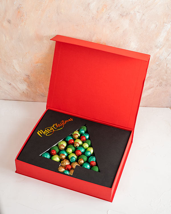 23 pieces Assorted Collection by NJDChocolate & ConfectioneryYour Gift Contains: • 23 pieces assorted Milk chocolate Truffles and Maltesers • Flavors: Pistachio Praline, Rice Crispy, Rocher, Sepculoos, Hazelnut Praline • Box Size: 32x26x5cm • Weight of Ch