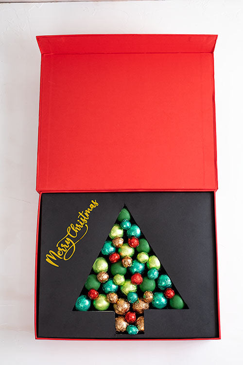 23 pieces Assorted Collection by NJDChocolate & ConfectioneryYour Gift Contains: • 23 pieces assorted Milk chocolate Truffles and Maltesers • Flavors: Pistachio Praline, Rice Crispy, Rocher, Sepculoos, Hazelnut Praline • Box Size: 32x26x5cm • Weight of Ch