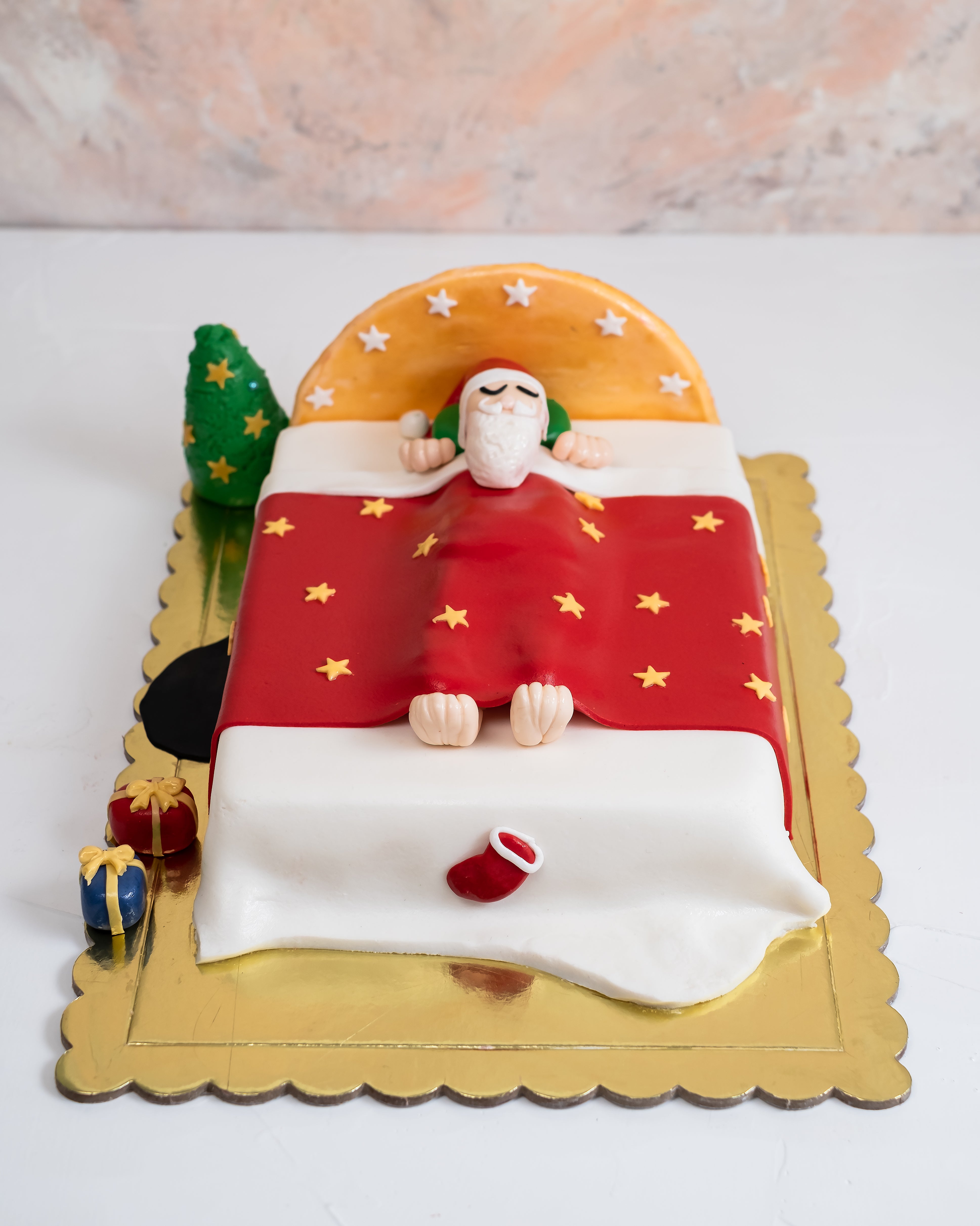 Sleeping Santa Cake by NJDChocolate & ConfectioneryYour Gift Contains: • 2kg Vanilla/Chocolate Sponge Cake • Filling: Vanilla cream/Milk Chocolate Ganache Handling and Storage • Keep away from direct heat and sunlight • Best stored between 12-18 °C • Suit