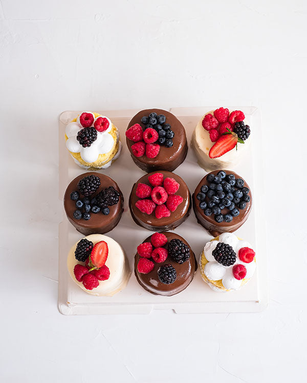 Mini Cakes Party PackChocolate & ConfectioneryYour Gift Contains: • 5 mini chocolate ganache cake with fresh fruit toppings • 4 mini vanilla cake with cream filling and fresh fruit topping • Total Weight: 1500 grams Handling and Storage • Keep away from d