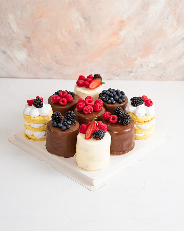 Mini Cakes Party PackChocolate & ConfectioneryYour Gift Contains: • 5 mini chocolate ganache cake with fresh fruit toppings • 4 mini vanilla cake with cream filling and fresh fruit topping • Total Weight: 1500 grams Handling and Storage • Keep away from d