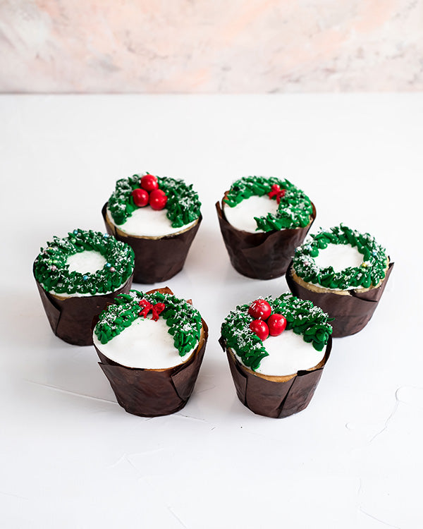 Wreath CupcakesChocolate & ConfectioneryYour Gift Contains: • 6 cupcakes in chocolate and vanilla flavor. • Box Size: 27x18x14cm Handling and Storage • Keep away from direct heat and sunlight • Best stored between 12-18 °C • NOT Suitable for vegetarians •