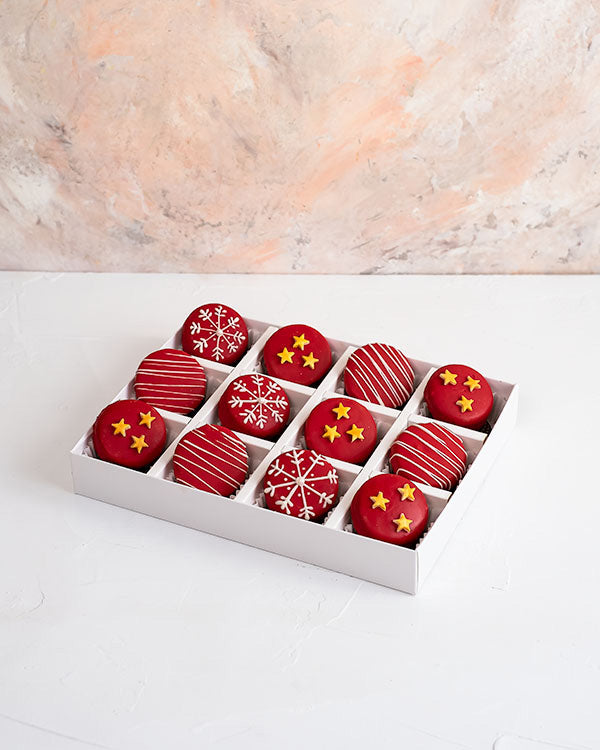 Seasons Special Oreos by NJDChocolate & ConfectioneryYour Gift Contains: • 12 pieces chocolate covered Oreos designed in Christmas theme • Box Size: 24×18.5x4cm Handling and Storage • Keep away from direct heat and sunlight • Best stored between 12-18 °C