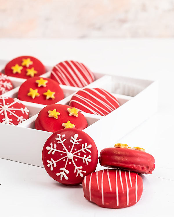 Seasons Special Oreos by NJDChocolate & ConfectioneryYour Gift Contains: • 12 pieces chocolate covered Oreos designed in Christmas theme • Box Size: 24×18.5x4cm Handling and Storage • Keep away from direct heat and sunlight • Best stored between 12-18 °C