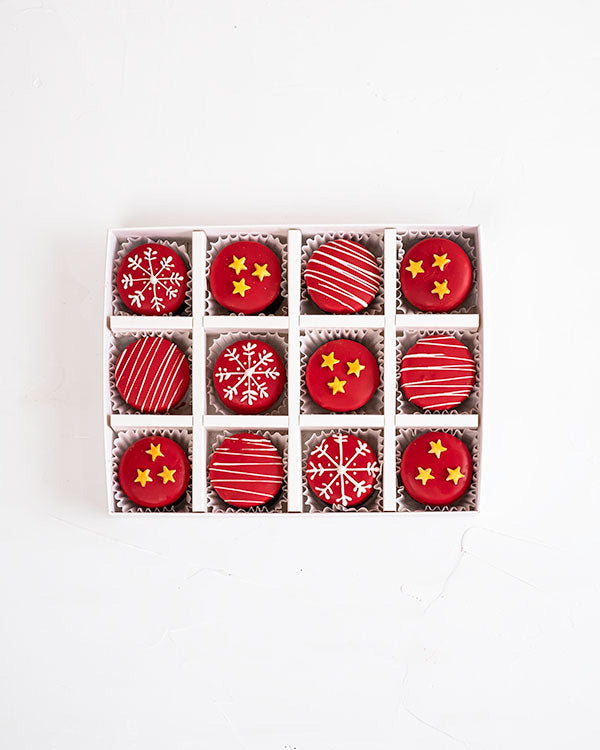 Seasons Special Oreos by NJDChocolate & ConfectioneryYour Gift Contains: • 12 pieces chocolate covered Oreos designed in Christmas theme • Box Size: 24×18.5x4cm Handling and Storage • Keep away from direct heat and sunlight • Best stored between 12-18 °C