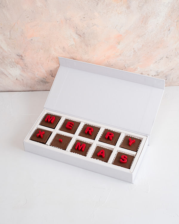 10pcs Merry Xmas boxChocolate & ConfectioneryYour Gift Contains: • 10 assorted milk chocolate with Merry Xmas message • Weight of Chocolate: 160grams approx. • Box Size: 29x12x4cm Handling and Storage • Keep away from direct heat and sunlight • Best store