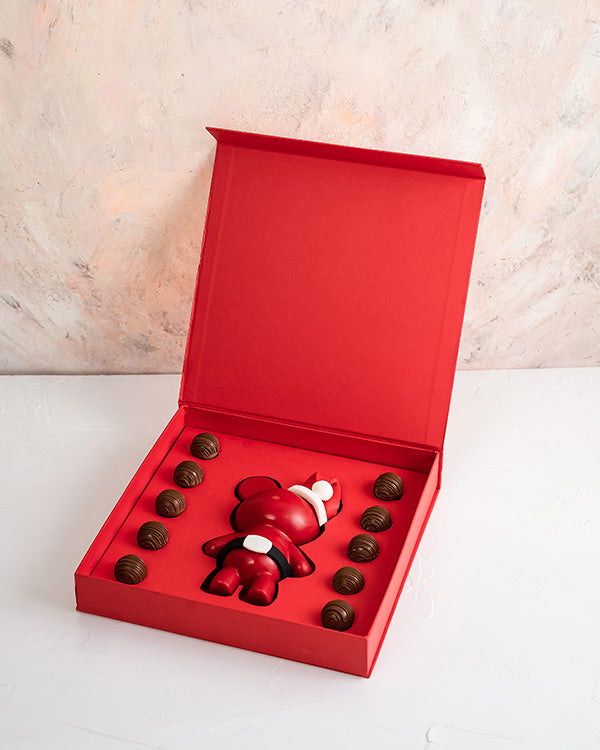 Santa got TrufflesChocolate & ConfectioneryYour Gift Contains: • 10 assorted Milk chocolate truffles • 1 chocolate Bear with Santa's hat approx. 350 grams • Total Weight of Chocolate: 500grams approx. • Flavors: Pistachio Praline, Rocher, Sepculoos, Hazel