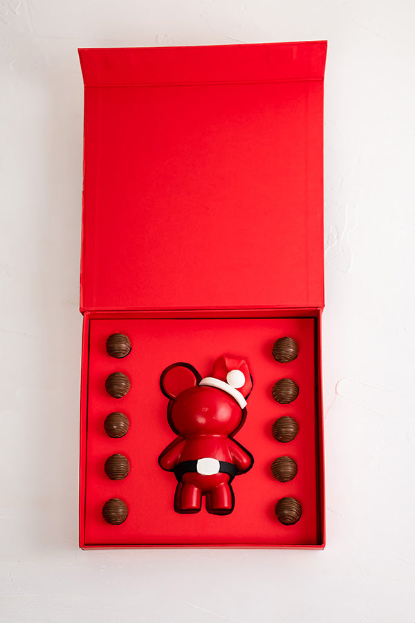 Santa got TrufflesChocolate & ConfectioneryYour Gift Contains: • 10 assorted Milk chocolate truffles • 1 chocolate Bear with Santa's hat approx. 350 grams • Total Weight of Chocolate: 500grams approx. • Flavors: Pistachio Praline, Rocher, Sepculoos, Hazel