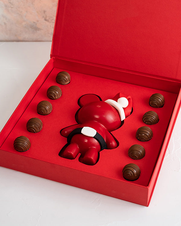 Santa got TrufflesChocolate & ConfectioneryYour Gift Contains: • 10 assorted Milk chocolate truffles • 1 chocolate Bear with Santa's hat approx. 350 grams • Total Weight of Chocolate: 500grams approx. • Flavors: Pistachio Praline, Rocher, Sepculoos, Hazel