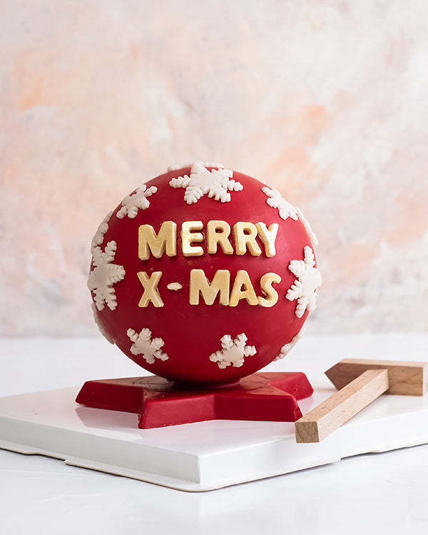 Xmas Piñata BallChocolate & ConfectioneryYour Gift Contains: • Smash ball with 8 chunky Christmas theme assorted chocolates • Flavors: Pistachio, Sepculoos, Hazelnut, Praline, Peanut Butter • Hammer: 1 • Size of Chocolate: 12x12x14cm • Box Size: 20x20x20c
